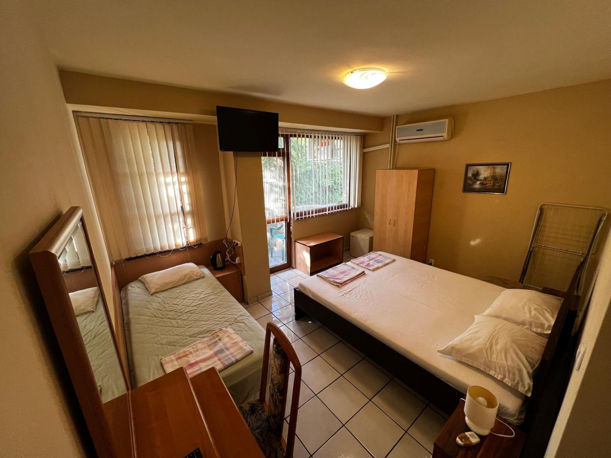 Dvete Brezi Hotel Burgas Exterior photo